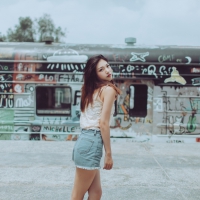 林志玲上海机场绑鞋带，周围大叔的手机瞬间发热