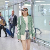 景甜机场街拍身穿设计感极强的牛仔短裤，有网友称为短裤外穿