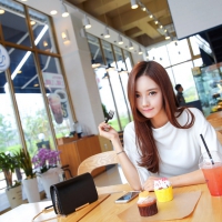 Coachella音乐节欧美女星玩嗨了 彩虹发色了解一下！