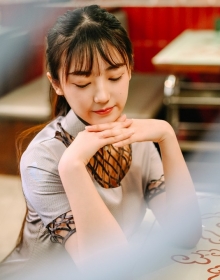 90后漂亮女神街拍，五官精致