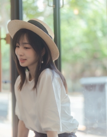 清纯女神现身西餐厅, 透露肌肤如雪之美