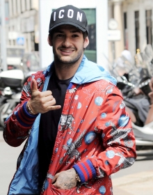 中国“文化”中毒太深？帕托潮装现身米兰街头比“666”