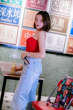 孟美岐穿黄色抹胸裙青春甜美 扎高马尾辫露笑颜清新自然