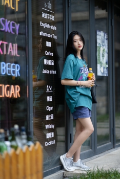 一个特色酒吧碰见这个姐姐